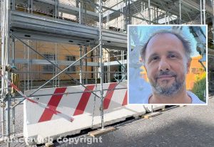 Viterbo - I pesi che verranno messi alla base della macchina di Santa Rosa - Nel riquadro Mirko Fiorillo