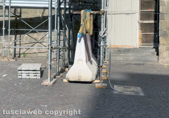 Viterbo - I pesi che verranno messi alla base della macchina di Santa Rosa
