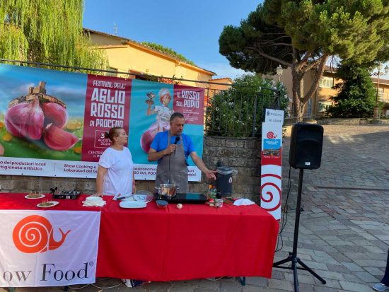Showcooking di Giuseppe Rutigliano vincitore della gara Il Rosso sul podio 2024 insieme a Vittoria Tassoni