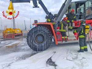 Fiamme al porto di Civitavecchia, brucia un carrello elevatore