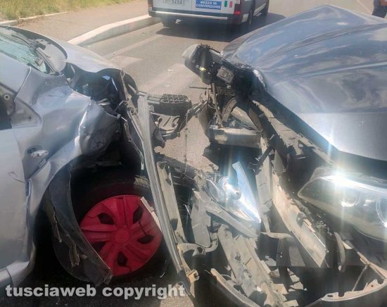Viterbo - Frontale tra due auto su strada San Lazzaro