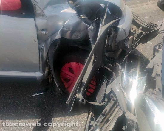 Viterbo - Frontale tra due auto su strada San Lazzaro