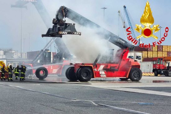 Fiamme al porto di Civitavecchia, brucia un carrello elevatore