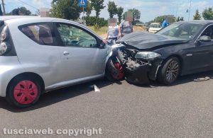 Viterbo - Frontale tra due auto su strada San Lazzaro
