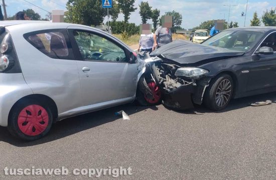 Viterbo - Frontale tra due auto su strada San Lazzaro