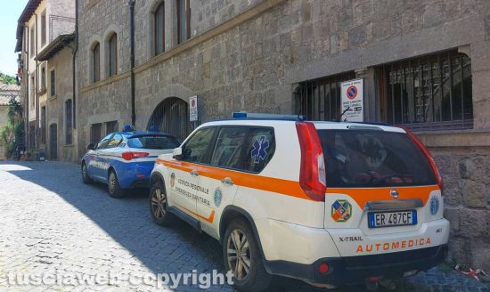 Viterbo - Uomo trovato morto in via San Tommaso - Polizia e automedica