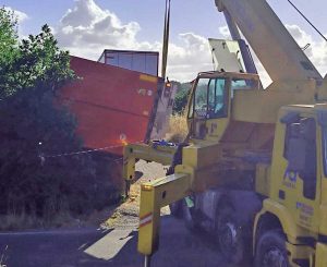 Nepi - Camion con rimorchio si ribalta nelle campagne del borgo