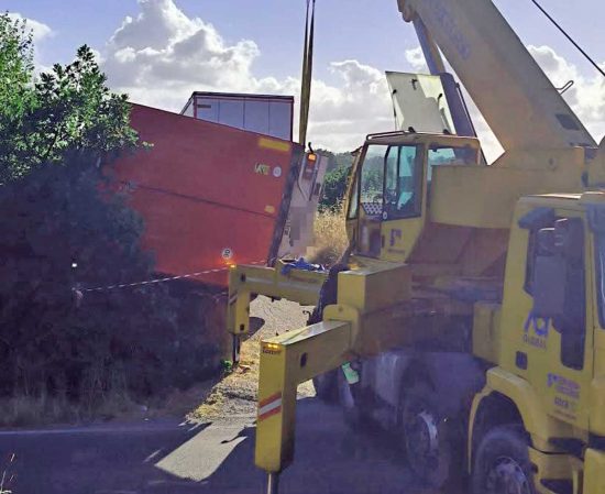 Nepi - Camion con rimorchio si ribalta nelle campagne del borgo