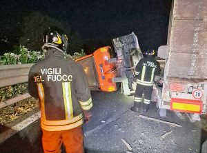Civitavecchia - Camion sbanda sull'A12