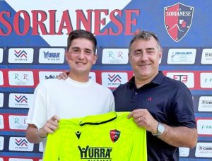 Il presidente Moreno Porta presenta il nuovo portiere Gabriele Oliva
