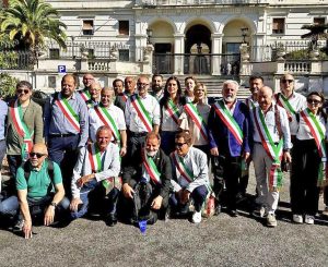 I sindaci di alto Lazio, Umbria e bassa Toscana sotto la sede di FS