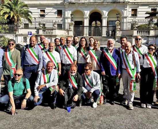 I sindaci di alto Lazio, Umbria e bassa Toscana sotto la sede di FS
