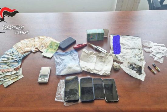 Tuscania - Un uomo fermato in auto con un piccolo "supermarket della droga"