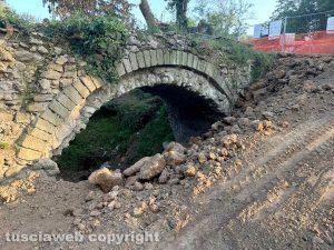 Viterbo - Ricoperto da terra e sassi l’antico ponte di Quarti