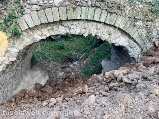 Viterbo - Ricoperto da terra e sassi l’antico ponte di Quarti