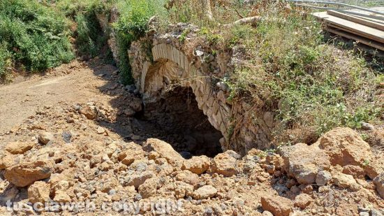 Viterbo - Ricoperto da terra e sassi l’antico ponte di Quarti