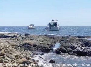 Barca rimane incagliata davanti alla Punta del Pecoraro
