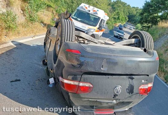 Si è ribaltato con l’auto mentre percorreva la strada che da Civita Castellana porta a Corchiano