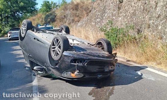 Si è ribaltato con l’auto mentre percorreva la strada che da Civita Castellana porta a Corchiano