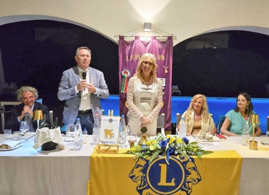 Tarquinia - Durante la cerimonia, sono stati conferiti i "Milestone Chevron Award" per gli anni di servizio lionistico ad Antonio Sili, Renato Serra, Alessandra Tofi e Fabio Fiorelli