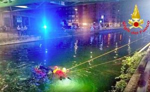 Milano - I vigili del fuoco cercano di recuperare il corpo del ragazzo