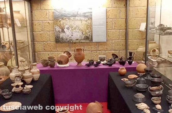 Barbarano Romano - coperta della tomba intatta nella necropoli di Caiolo, presentato ieri il corredo funebre