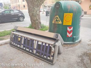 Civitavecchia - Un divano abbandonato vicino ad una campana per il vetro