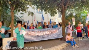 La manifestazione del comitato del comitato Noi non ce la beviamo davanti alla provincia