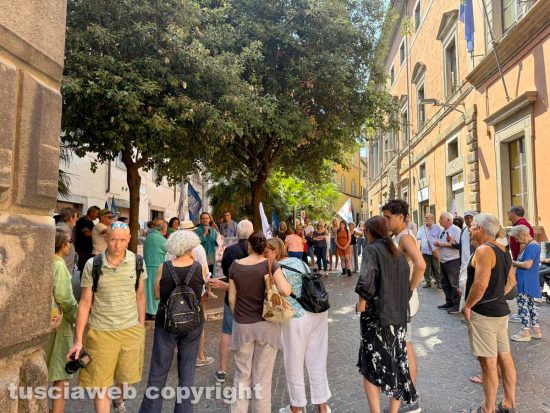 La manifestazione del comitato del comitato Noi non ce la beviamo davanti alla provincia
