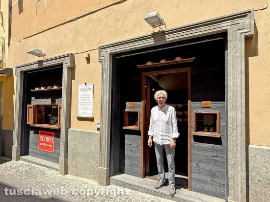 Officine Toscane lascia Viterbo - Roberto Strabioni davanti al suo negozio