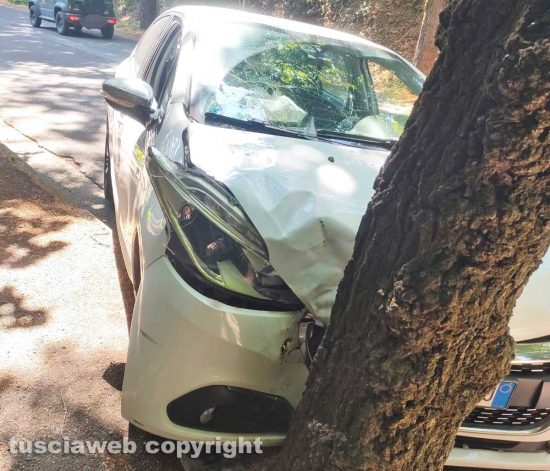 Viterbo - Auto contro albero a viale Trieste