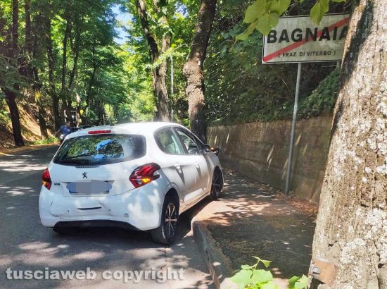 Viterbo - Auto contro albero a viale Trieste