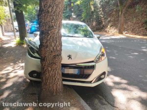 Viterbo - Auto contro albero a viale Fiume