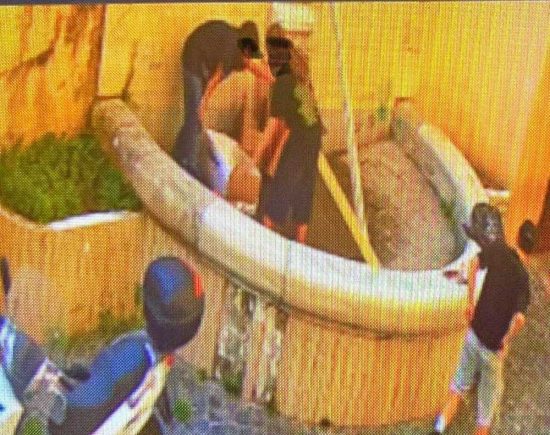 Civitavecchia - Rifiuti abbandonati alla fontana del Ghetto