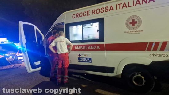 L'intervento dei carabinieri e dell'ambulanza del 118