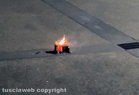 Viterbo - Fuochi d’artificio non autorizzati al Sacrario - La batteria in fiamme