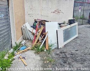 Civitavecchia - Ancora rifiuti abbandonati in via Betti