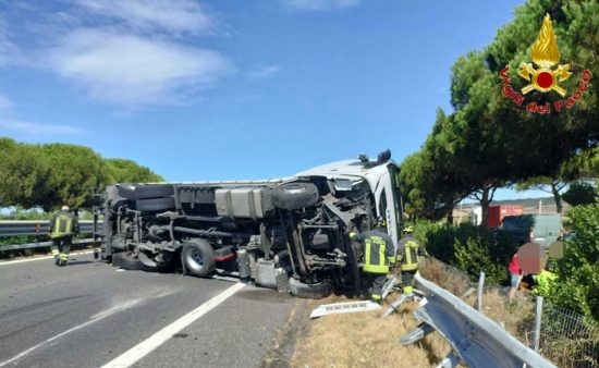 Tolfa - Camion si ribalta sull'A12 