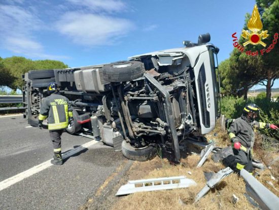 Tolfa - Camion si ribalta sull'A12 