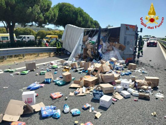 Tolfa - Camion si ribalta sull'A12 