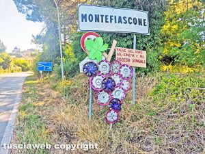Montefiascone - La particolare composizione di borchie sotto un cartello stradale
