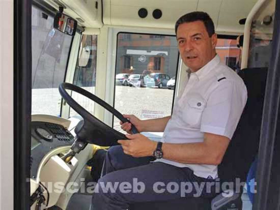 Viterbo - L'ex sindaco Marini su uno dei vecchi bus elettrici