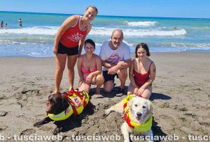 Montalto di Castro - La bagnina Bianca Lavinia Coluscu con i cani Maia e Nita insieme alla la famiglia di Terni salvata