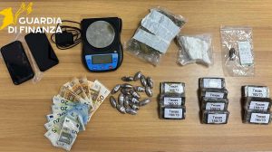 Guardia di finanza - Droga e materiale sequestrati