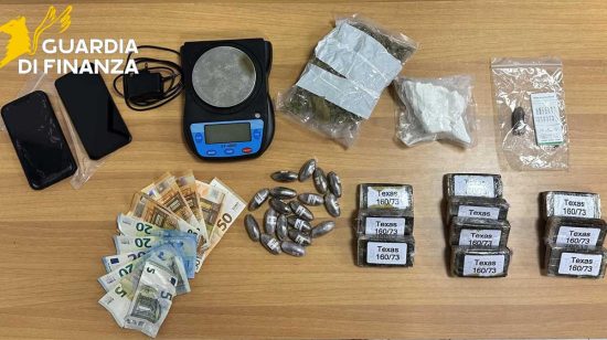 Guardia di finanza - Droga e materiale sequestrati