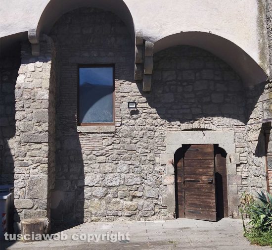 Viterbo - Il palazzo a piazza San Carluccio