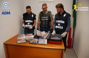 Fiumicino - Guardia di finanza - Cocaina nel bagaglio a mano