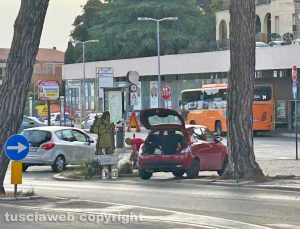 Viterbo - La consigliera comunale Alessandra Croci immortalata mentre parcheggia sul marciapiede