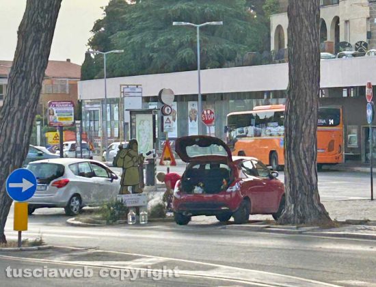 Viterbo - La consigliera comunale Alessandra Croci immortalata mentre parcheggia sul marciapiede