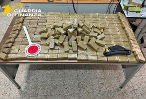 Civitavecchia - Guardia di finanza - Panetti di hashish